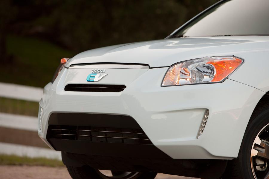  Toyota RAV4 EV Concept 2010 года  (фото 4 из 48)